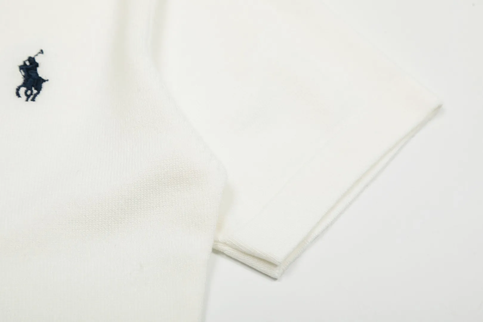 P146 💰 "Top quality" Style number: DS079# (not off the shelves all year round) [Ralph Lauren classic pony embroidery V-neck goddess style summer knitted short sleeves] ✅Ralph Lauren Ralph Lauren popular and versatile women's V-neck ice silk knitted short sleeves ✅Main supply platform live broadcast Wholesale entity Replenish when out of stock Not off the shelves ✅ZP quality 1:1 version Scan the code to enter the GF website Z cabinet quality ✅Comfortable, soft and highly breathable Focusing on high-end, cost-effective and good quality, needless to say. ✅Restore the original version. Loose, comfortable and stress-free. ✅Wear for work and life. Suitable for various occasions. Must-have recommended model for goddesses. Size: S-XL. Color: Black, White, Gray, Navy Blue, Pink Mi Xing.